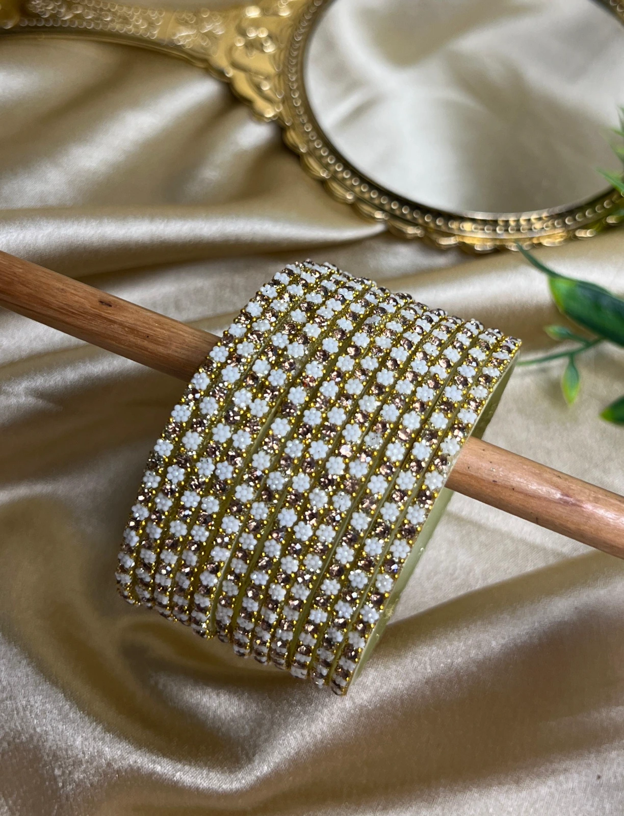 Phool Glass Bangle — Snow